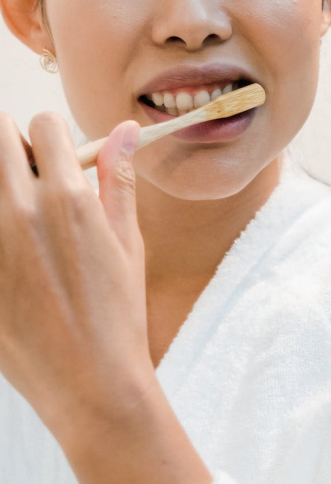 Mujer lavandose los dientes
