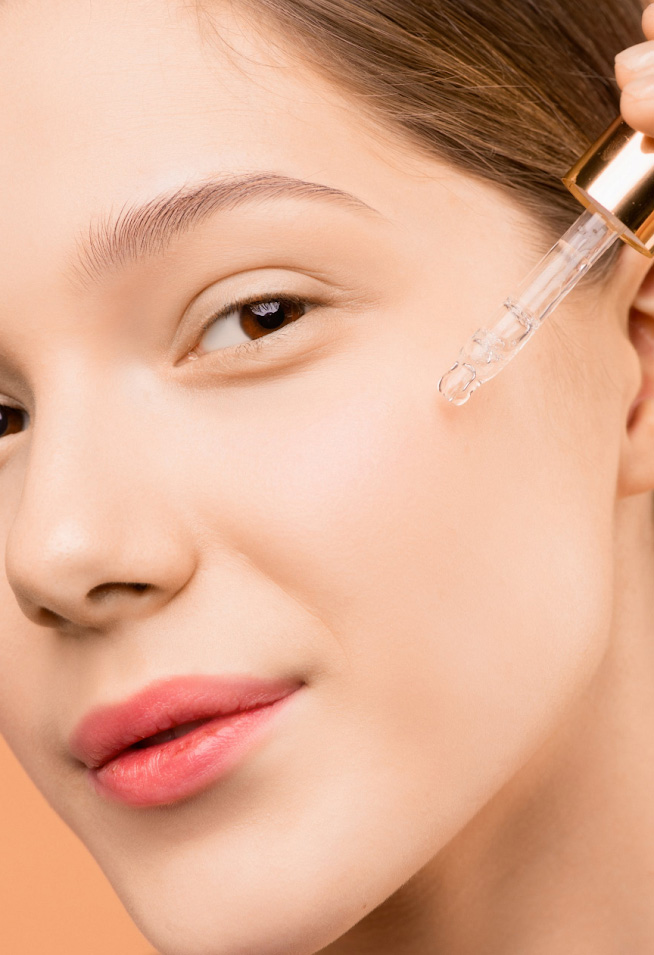 Rostro femenino utilizando un cosmético